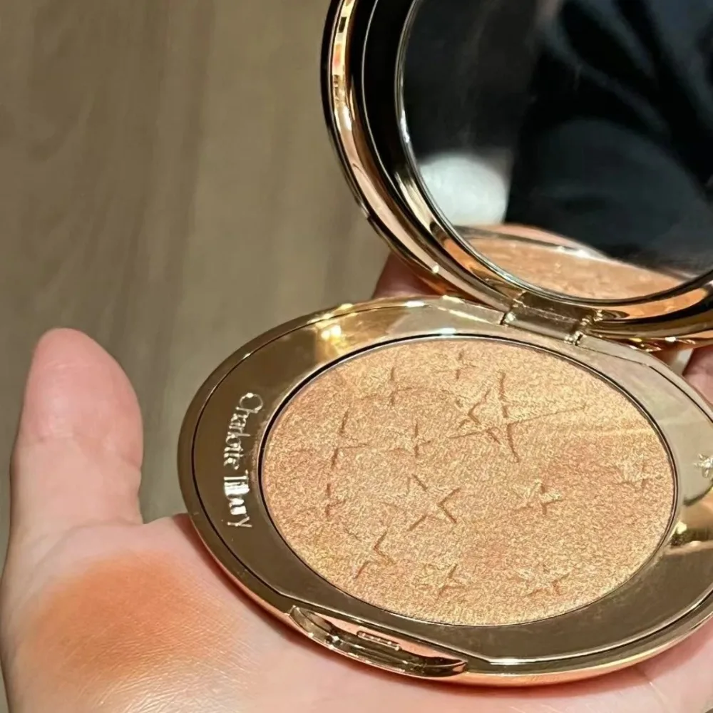 لوحة شارلوت تيلبوري ستارلايت هايلايت كونتورينج للتحكم في الزيوت غير اللامعة لتفتيح الوجه تخلق مكياجًا خاليًا من المسام