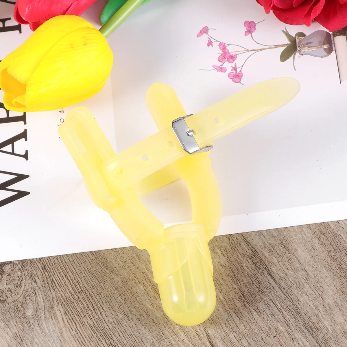 عضاضة غطاء الإبهام المضاد للعض للأطفال الرضع والأطفال الصغار باللون الأصفر الفاتح قابلة للتعديل بتصميم حلقة لتخفيف آلام اللثة