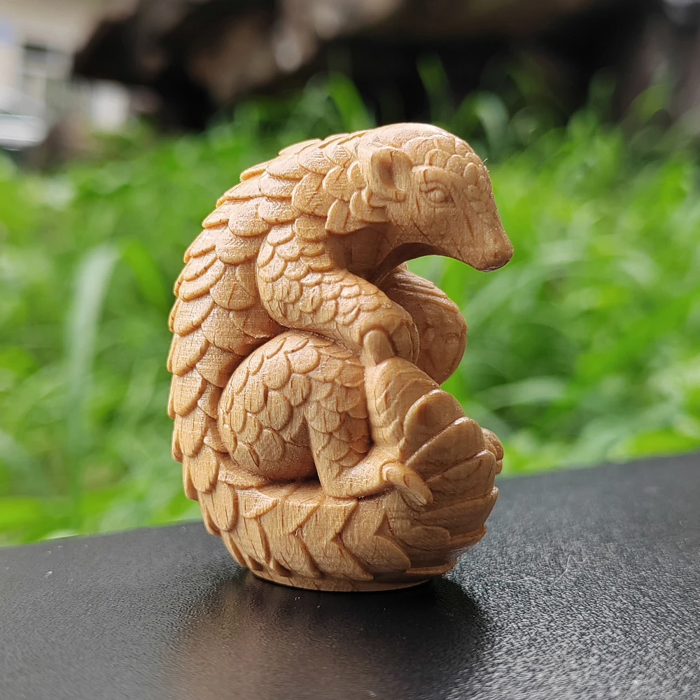 1.8 Inch Hand-Carved Wooden Pangolin Figurine Ornament Modern Style Suitable for Christmas Gifts, Party Decorations, Housewarming Gifts, Home Decor, Living Room, Office, Birthday Gifts