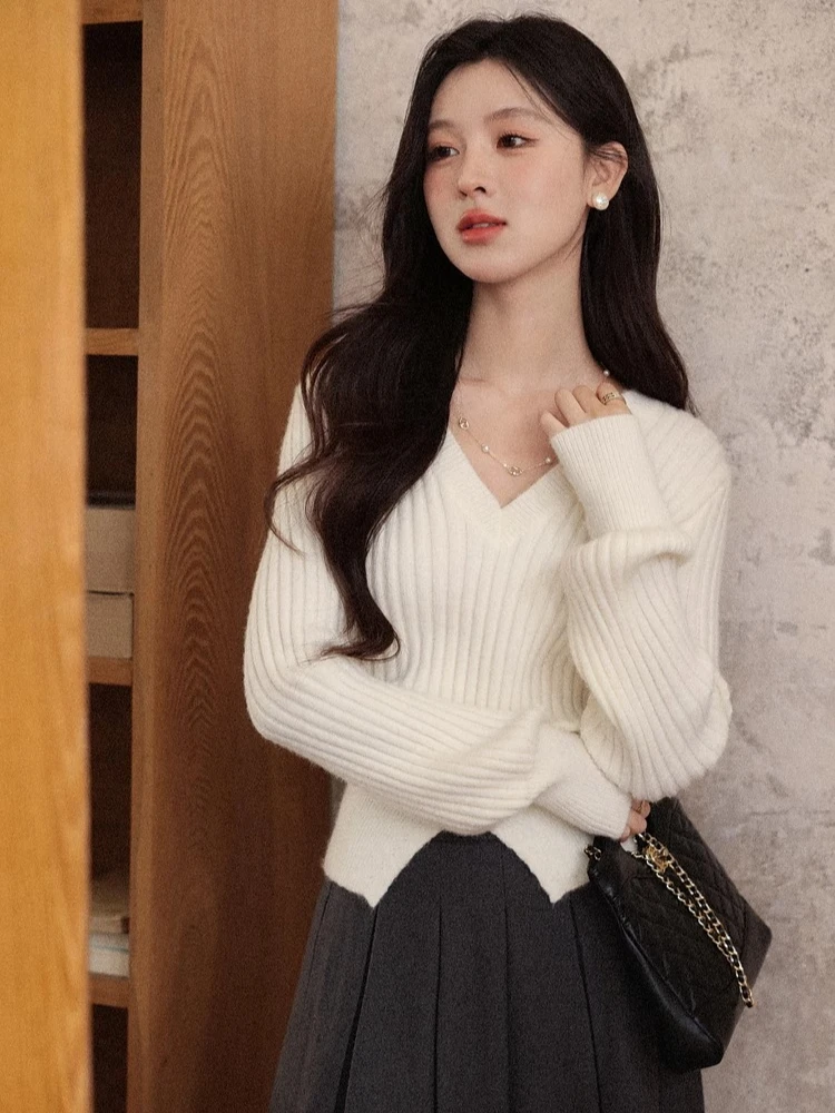 

ALXNAN Off-White Short Sweater V-Neck Slit Hem Long Sleeves 2025 New Autumn Women's Commuter Casual Tops Female Pullovers L57608