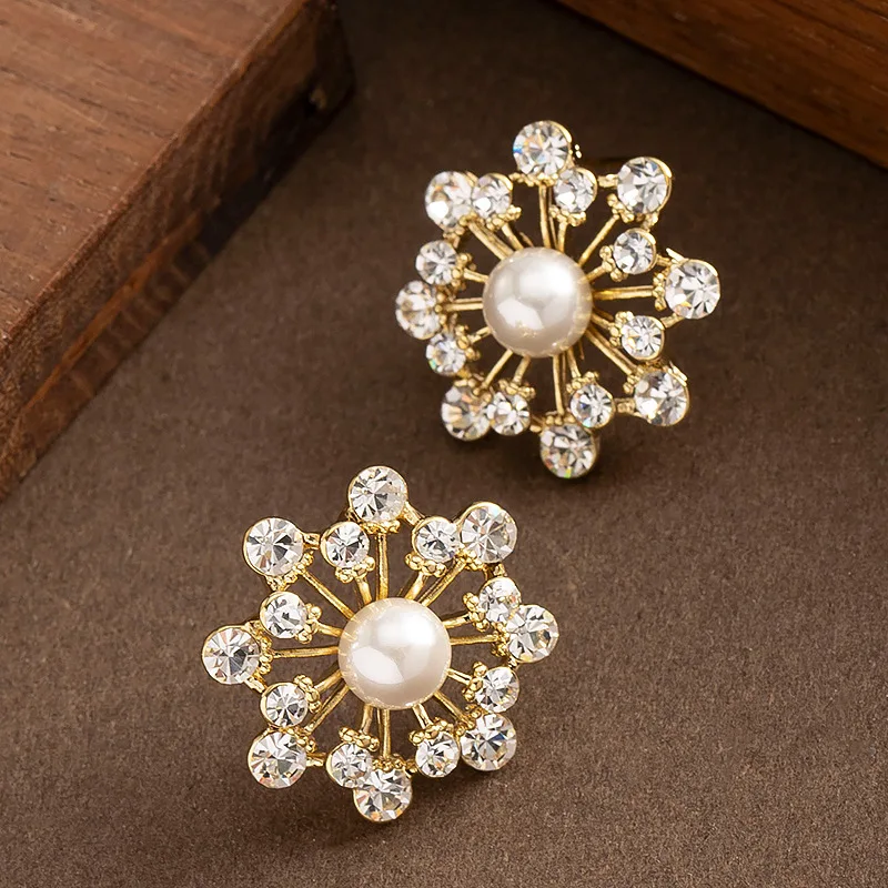 

Fashion-ForwardWinter Snowflake Zirconia Pearl 14K Gold-Plated Stud Earring Luxury-Inspired Silver-Needle Earring for Women Gift