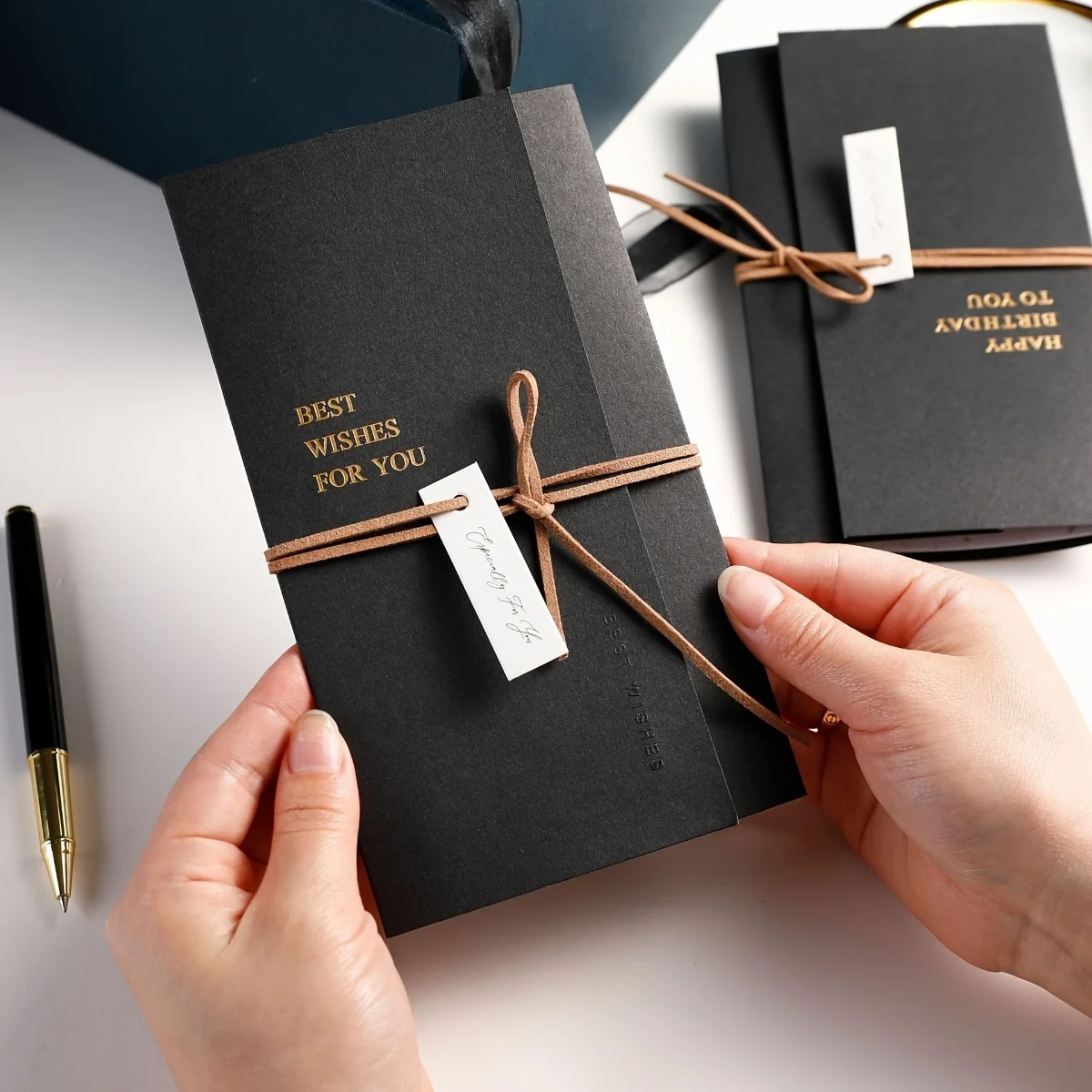 1 Set elegante schwarze, goldene Grußkarten mit der Aufschrift „I LOVE YOU FOR YOU“ mit personalisierten Anhängern, Schleifenbändern und passenden Umschlägen