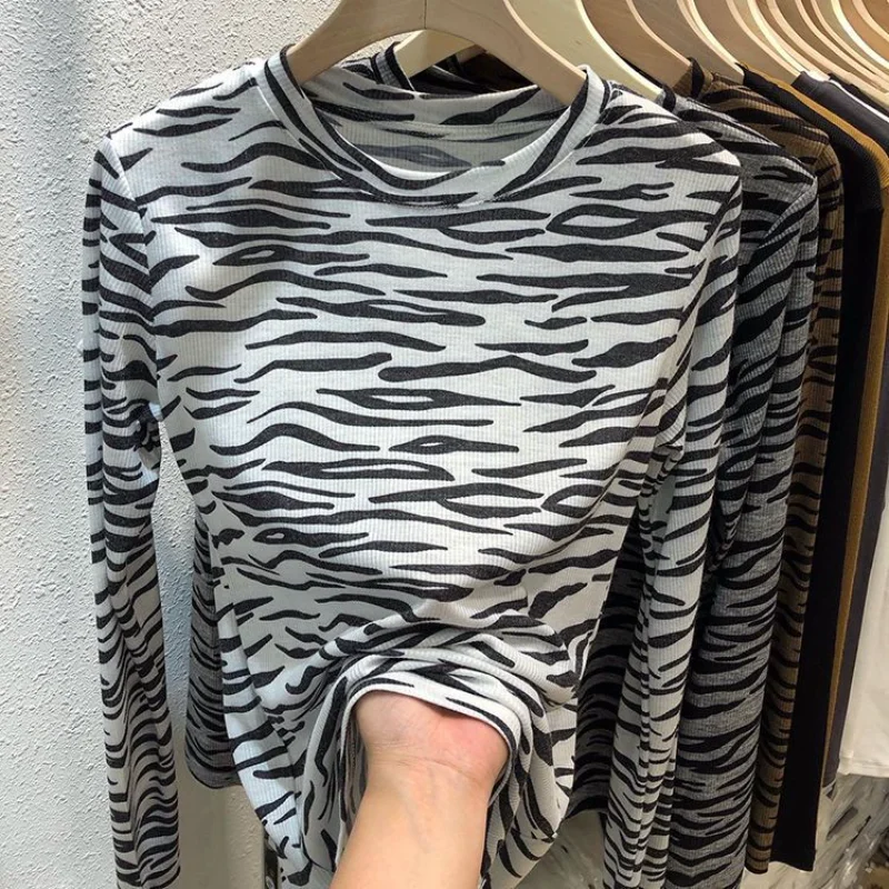 T-shirt a maniche lunghe con scollo tondo per abiti autunnali da donna Nuova camicia con base in filo Top coreano versatile
