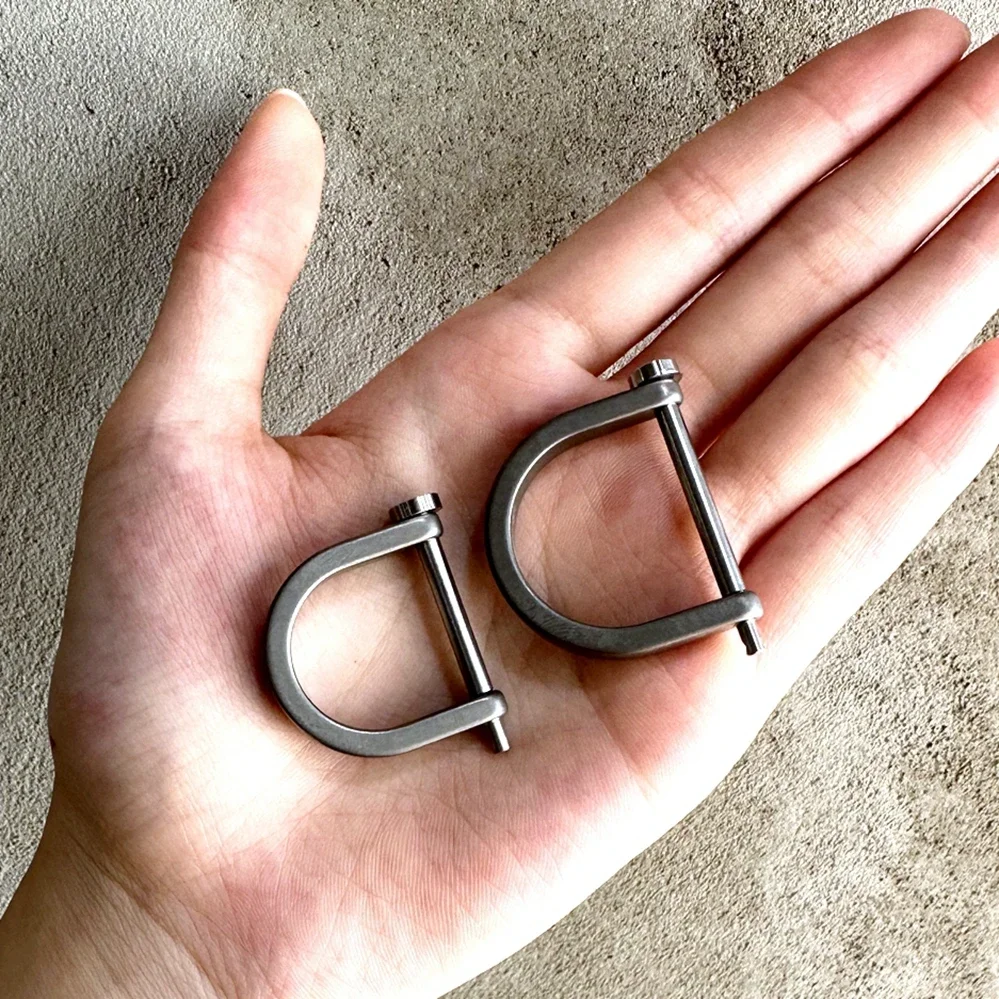 

EDC Titanium Alloy Hooves buckle Vachette Clasp Outdoor EDC Small Tool Keychain D Shape Titanium Buckle Car Keychain Tools