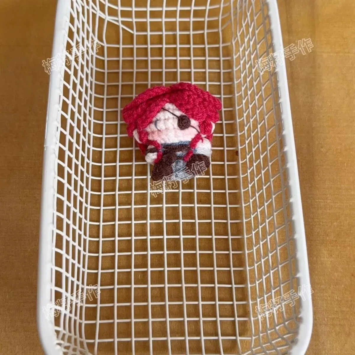 "الهوية الخامس" عالم النفس. تمثال "آرتشر" مصنوع يدويًا من سلسلة المفاتيح الكروشيه والحلوى