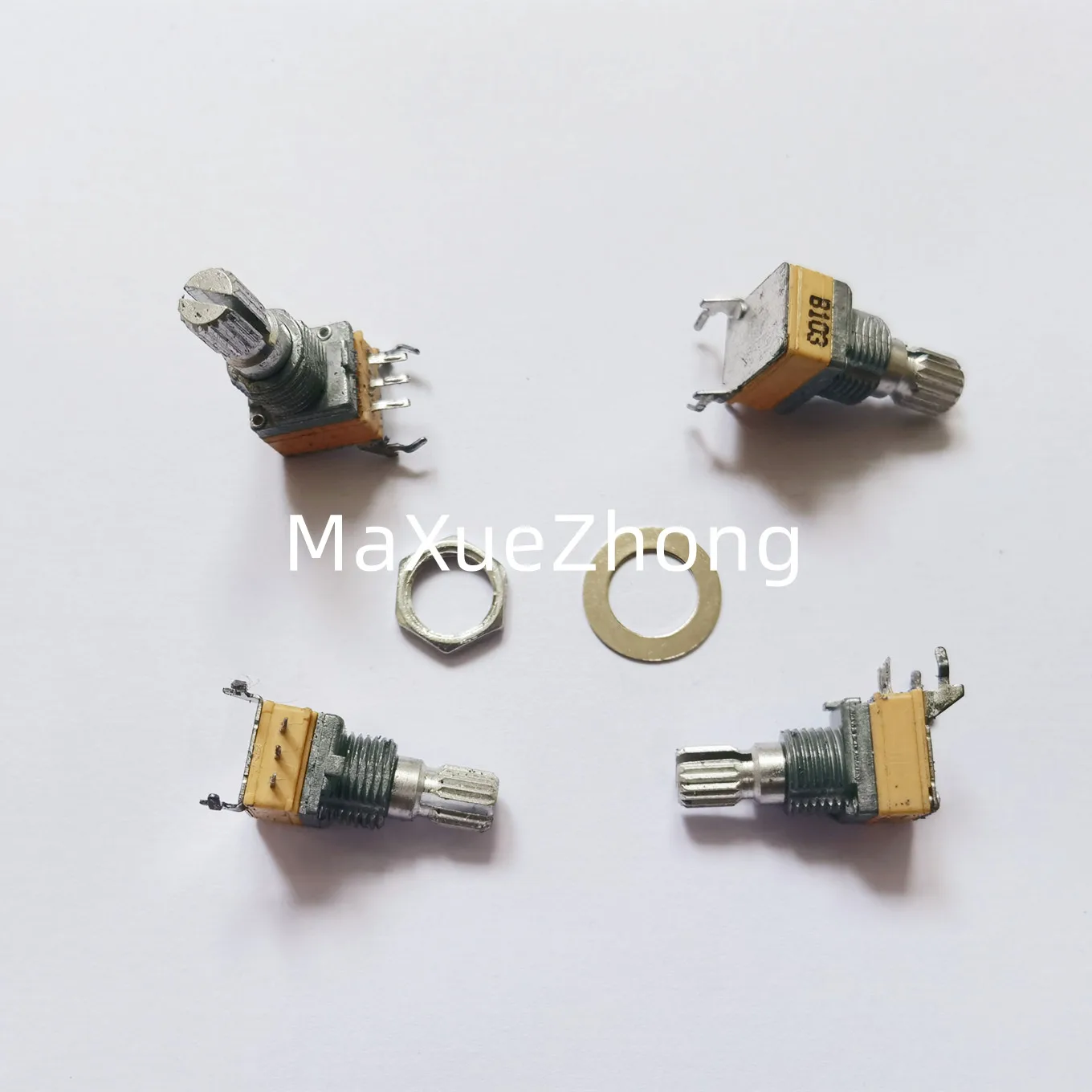 

Original new 100% RK097N horizontal single potentiometer B10K handle 15mm flower band bracket mounting hole 9mm (SWITCH)