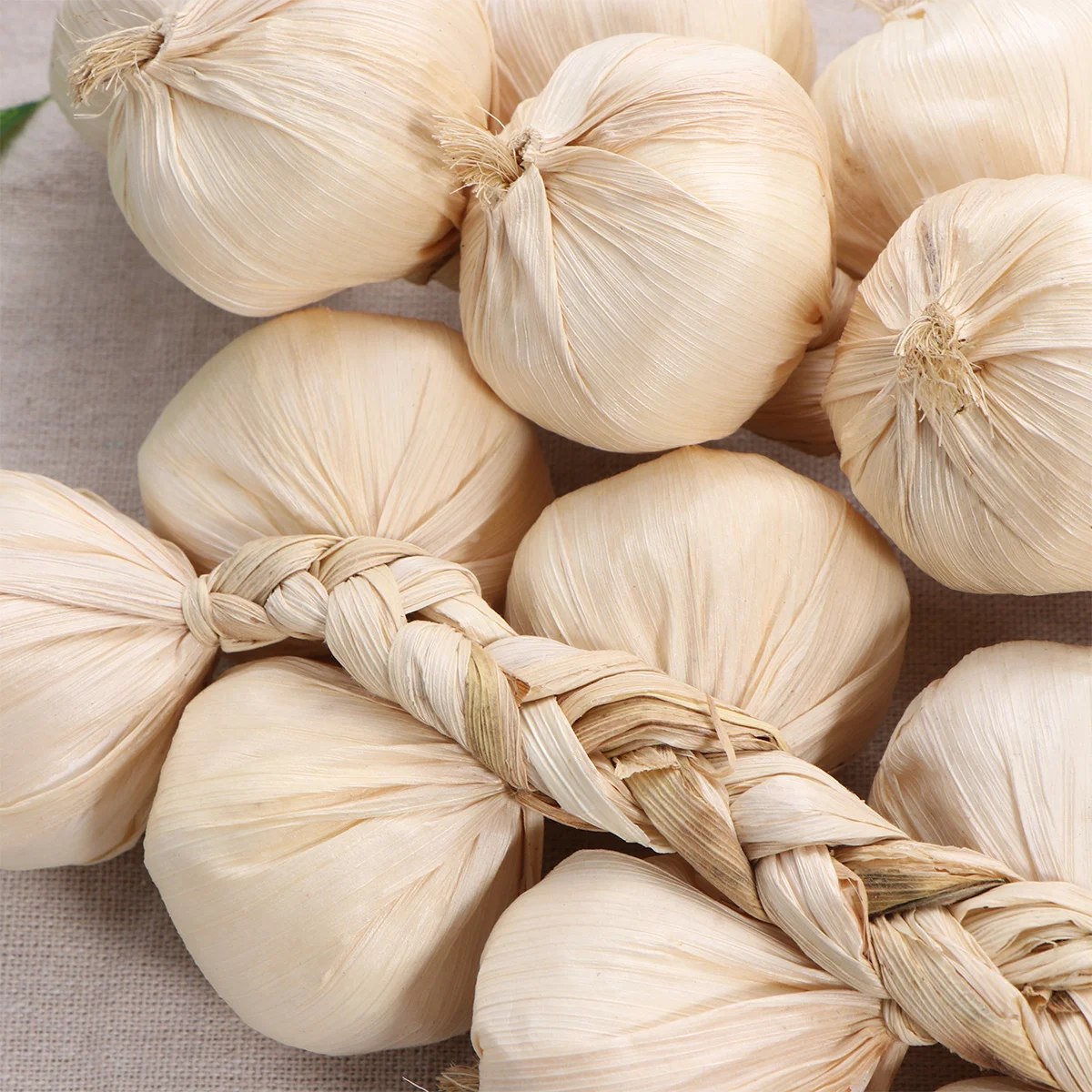 

2Pcs Beige Artificial Garlic Strings 20 Inch Lightweight Foam Realistic Prop for Stage Party Decoration Artificial Vegetables