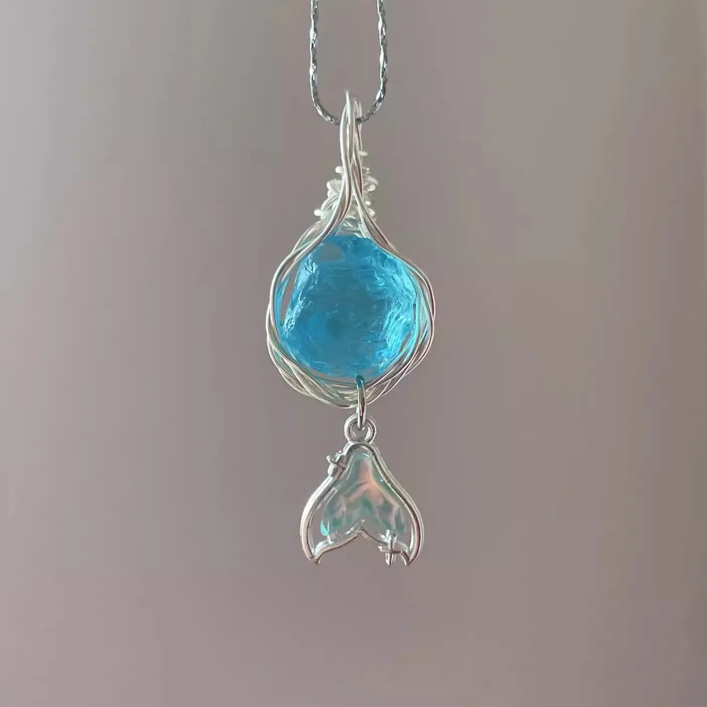 أنيمي الحب والفضاء العميق رافاييل الانطباع الرياح ذيل السمكة سلسلة قلادة مع الزبرجد الأحجار الكريمة الأصلي حجر قلادة هدية