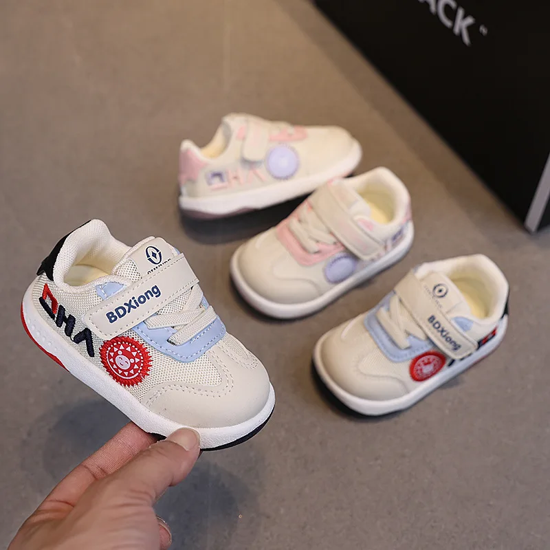 Dziewczęce buty 2025 jesień nowe buciki niemowlęce miękka podeszwa buty do chodzenia antypoślizgowe wygodne buty dziecięce modne chłopięce buty uniwersalne dziewczęce sneakersy