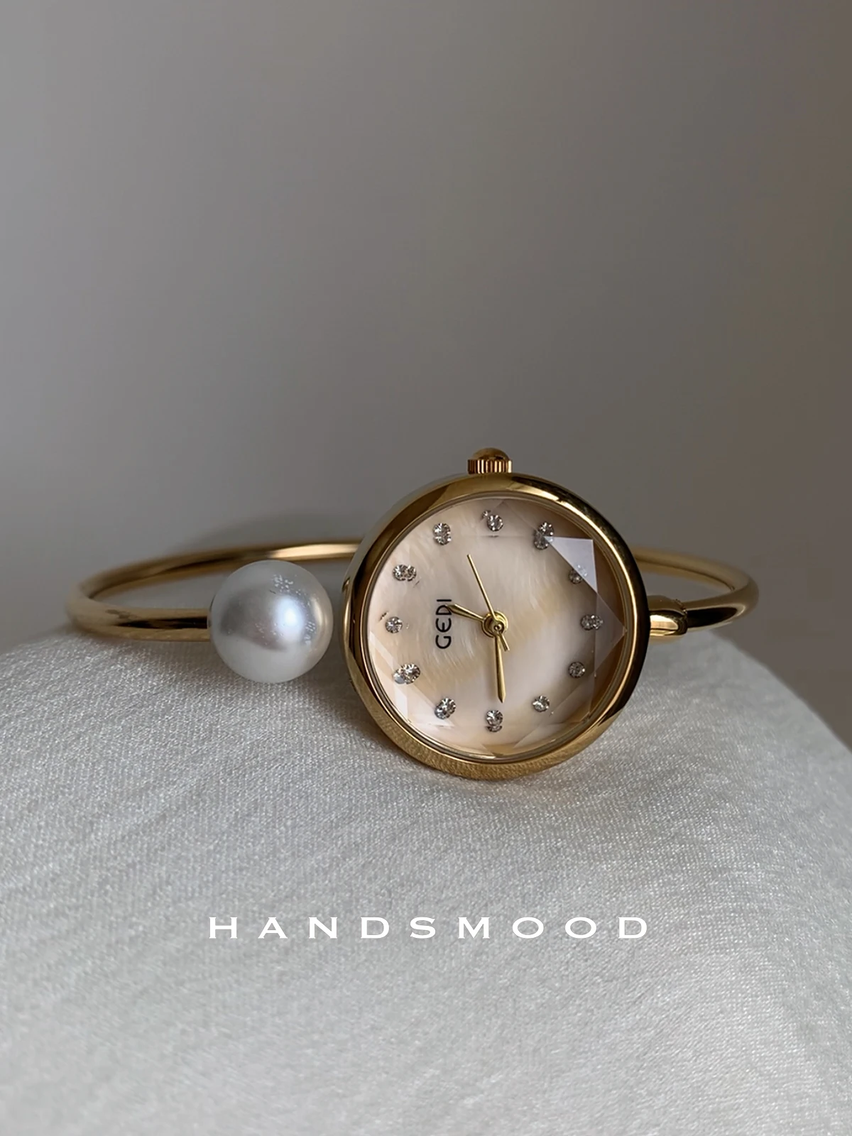 ساعة يد نسائية أنيقة، سوار فاخر ومتطور، ساعة نسائية عصرية وأنيقة، اختيار راقي. #3