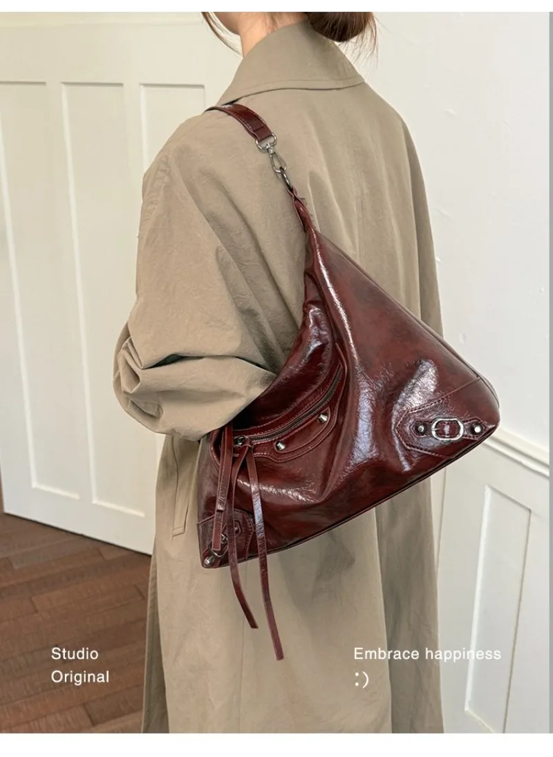 CEEKAY Damen Hobo-Tasche, Schwarz, Glänzendes PU-Leder, Große Schulterhandtasche mit Reißverschluss-Detail, für den täglichen Arbeitsweg, Casual, Minimalistisch – Detail 11