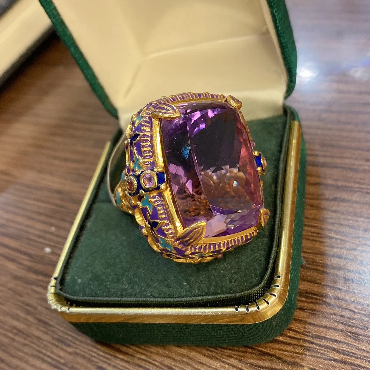 Italienischer Retro-Ring mit vergoldeter Emaille, Perlenimitat und natürlichem Amethyst, Anhänger, Braut-Hochzeits-Set – Damenschmuck – Detail 9