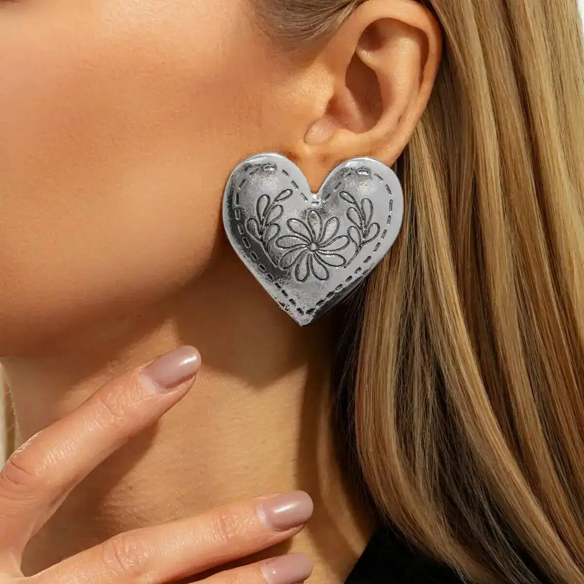 

KunJoe Vintage Metal Large Love Heart Stud Earrings for Women Luxury Gold Color Carved Flower Earrings Party Jewelry Accessories