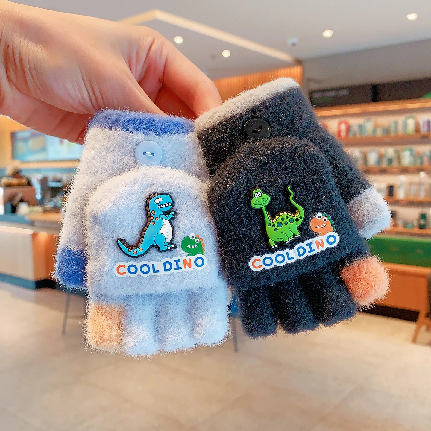 2-in-1 umklappbare Fäustlinge, dick mit Fleece gefüttert, weicher, flauschiger Plüsch, niedliche Snap-Flip-Top-Handschuhe mit Farbblock-Design, winddicht und warm, für Jungen – Detail 11
