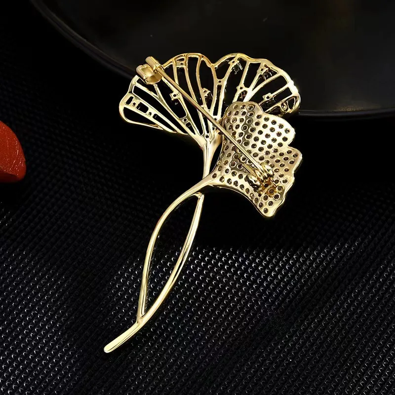 2024 New Ginkgo Biloba Brooch for Women Men Fine Luxury Inlaid Zircon Pin Clothes Corsage Backpack Accessory Party Jewelry Gift