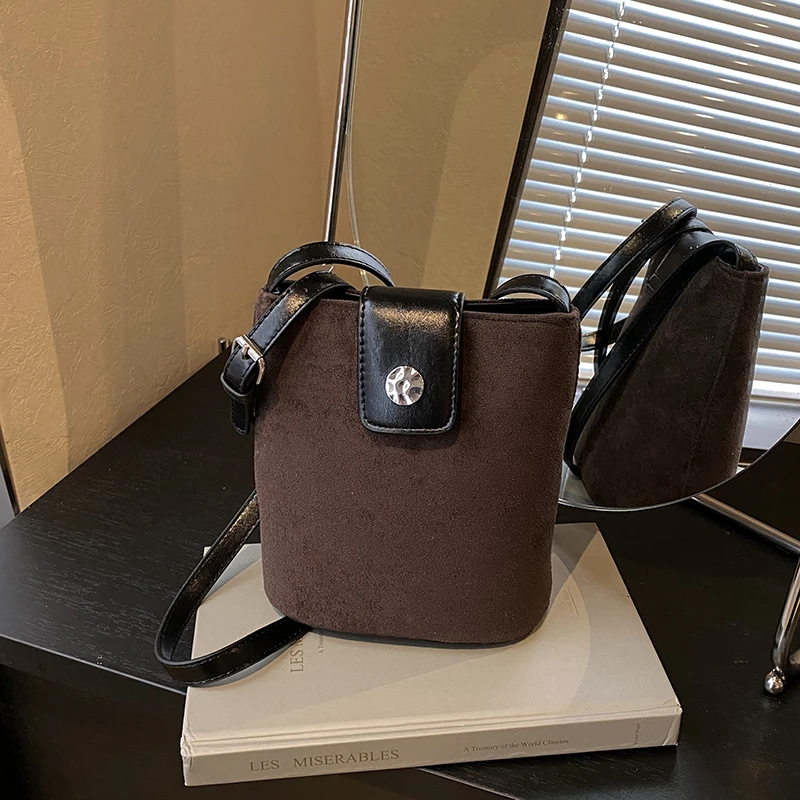 

Простые модные универсальные маленькие квадратные сумки на плечо из искусственной замши, однотонные популярные сумки через плечо на молнии и застежке для женщин