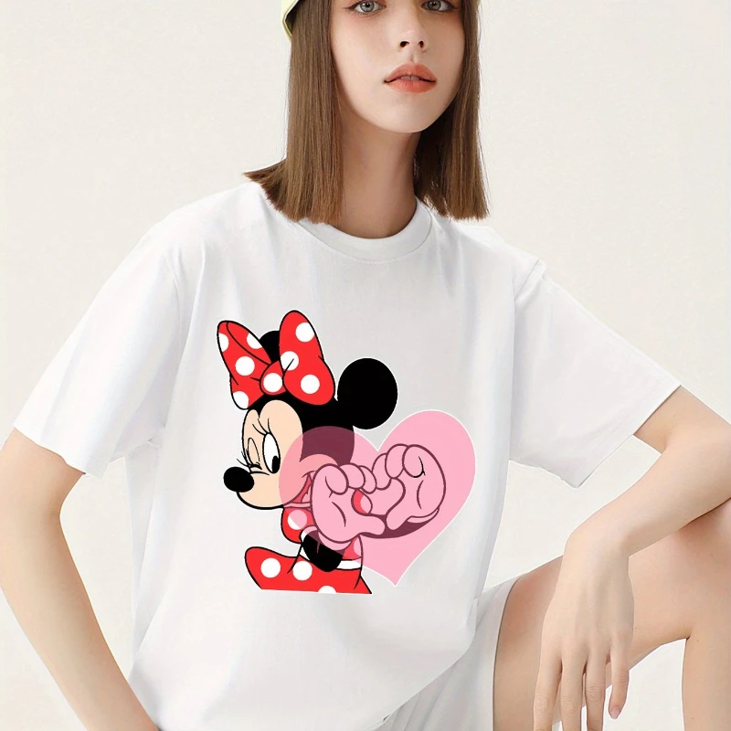 

Футболка с Микки и Минни из мягкой ткани подходит для повседневной повседневной носки и можно стирать в машине.