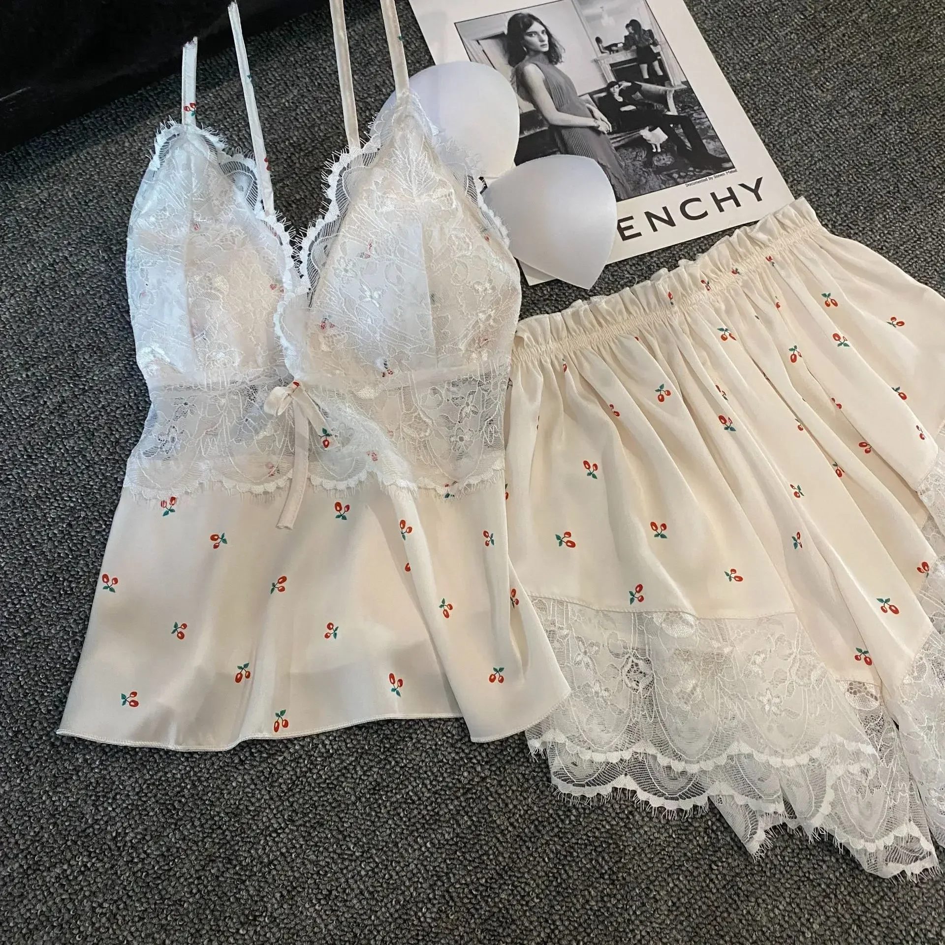 夏の女性のパジャマランジェリー 2 ピースレースパジャマセットセクシーなノースリーブパジャマスーツサテンサスペンダートップ & ショーツホームウェア