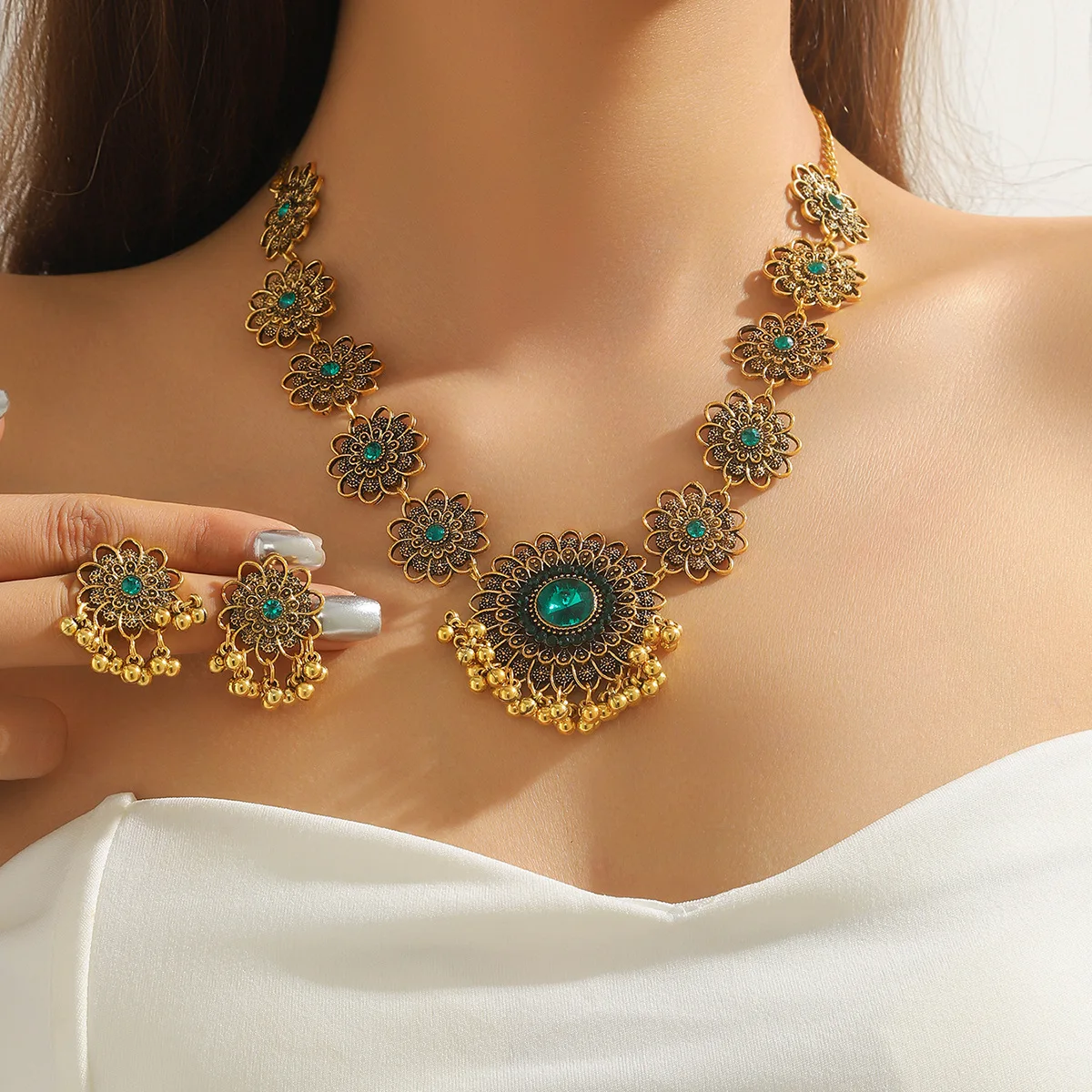 Cross-border retro metal diamond-encrusted fringed necklace, earrings, necklace set, personalized exquisite style, literary and