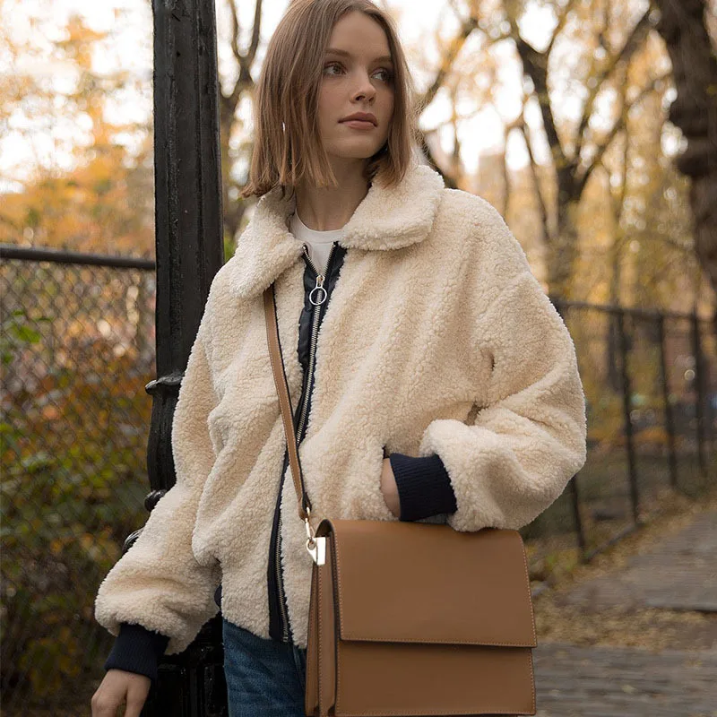 

Флисовая зимняя женская куртка, бежевая куртка с воротником с лацканами на молнии, пальто из искусственного эко-меха для женщин, женская верхняя одежда из овечьей шерсти в Instagram-стиле