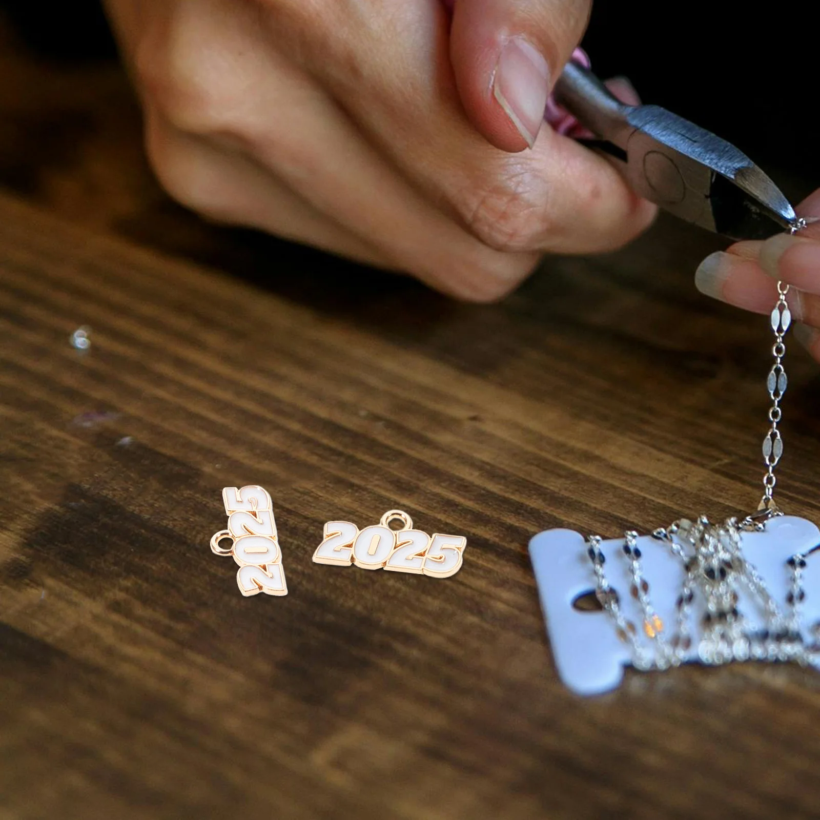 

100Pcs Graduation Charm Pendants DIY Year 2025 Jewelry Making Accessories for Bracelets Key Chains Commemorative Token