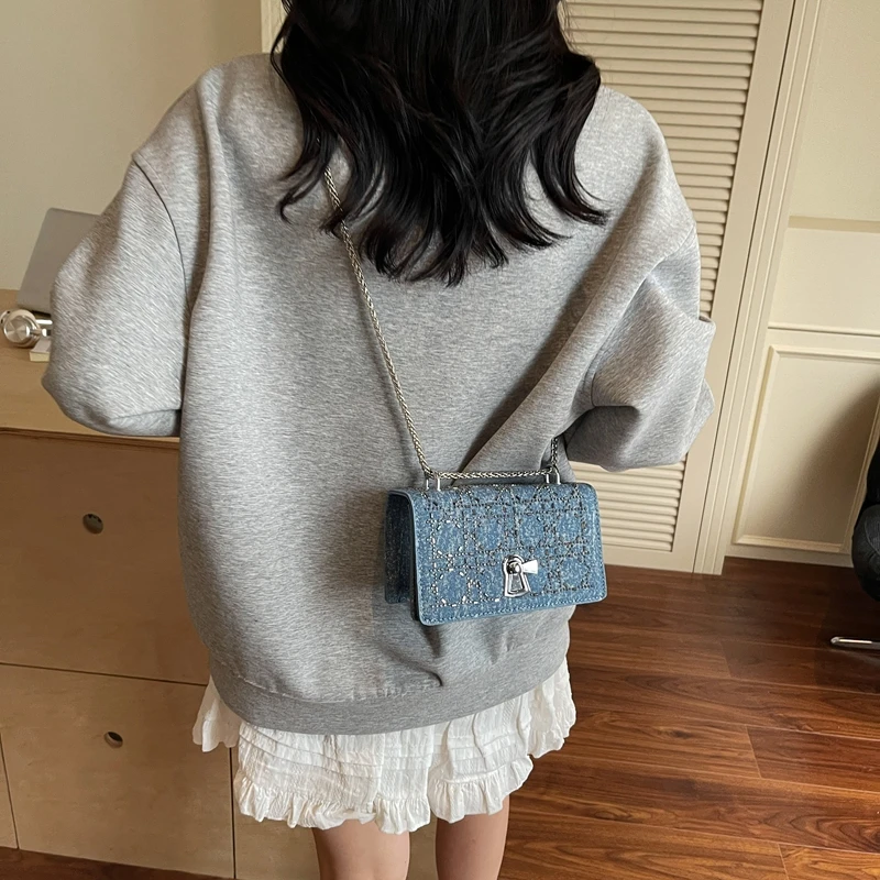 حقيبة يد نسائية كلاسيكية أنيقة وفريدة من نوعها مع شعار حرف عصري وبسيط كاجوال بلون سادة #6