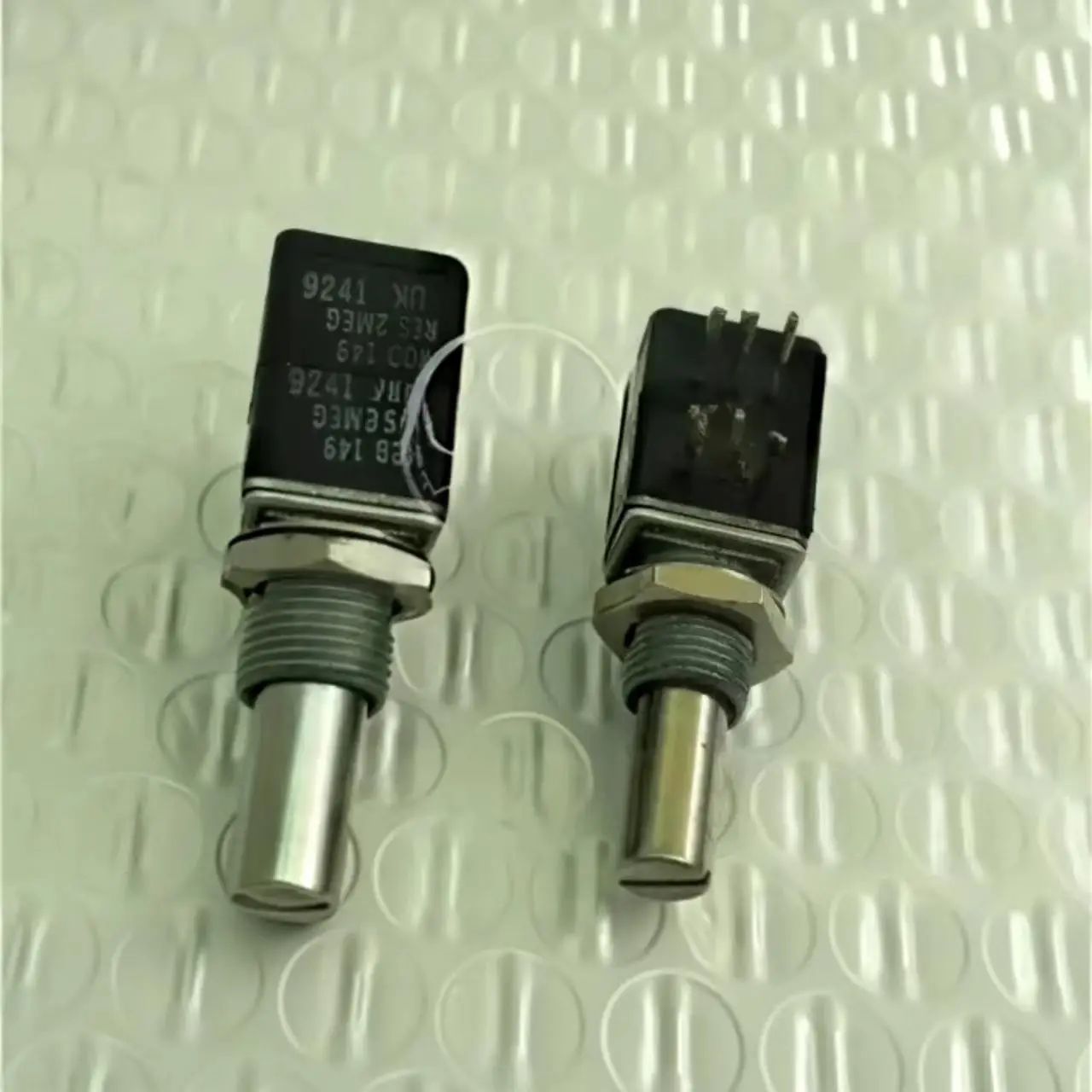 u-k-mod1492-meg-dual-potentiometer-2m-handle-length-23mm