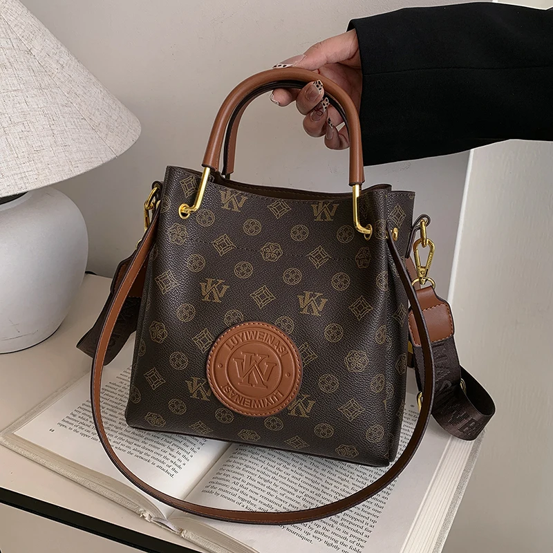 

Trendy Parisian-Inspired Crossbody Bag - Women's Solid Color Handbag with Retro Letter Logo & Spacious Design