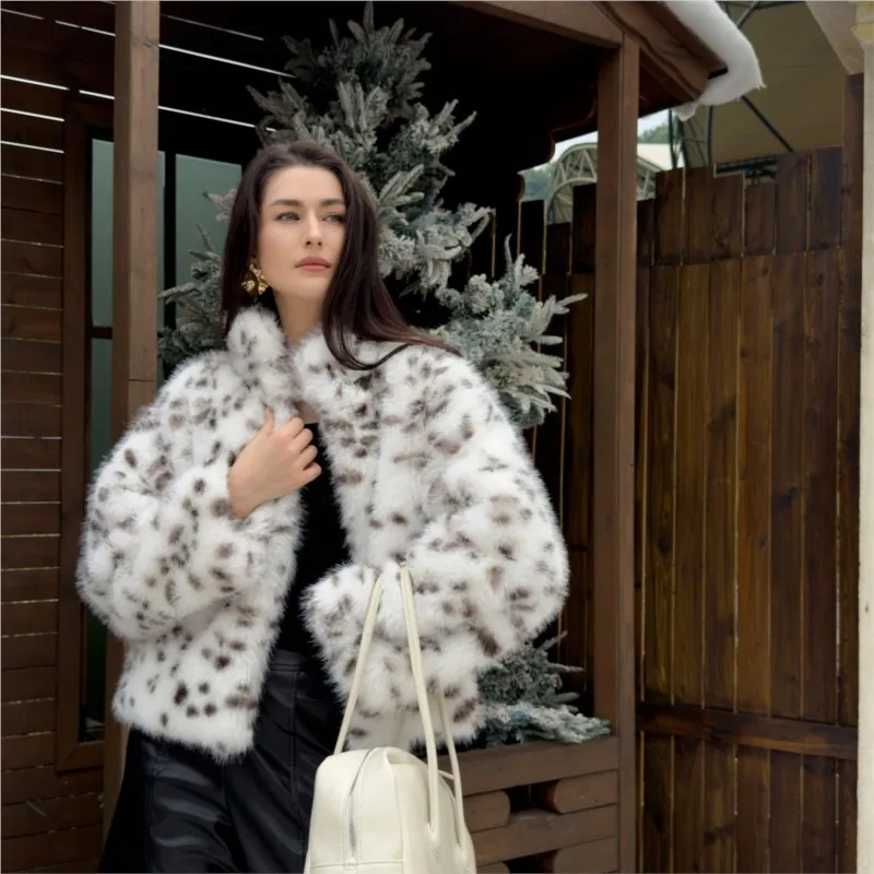 A new pure white short stand-up collar mixed fur coat for women imitating