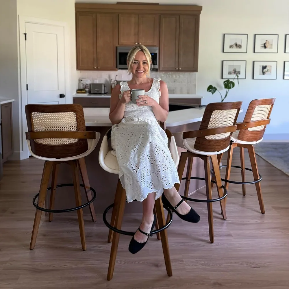 26,4" drehbare Thekenhocker, 2er-Set – Rattan-Rückenlehne, Sitz aus Kunstleder und Walnuss-Finish ​