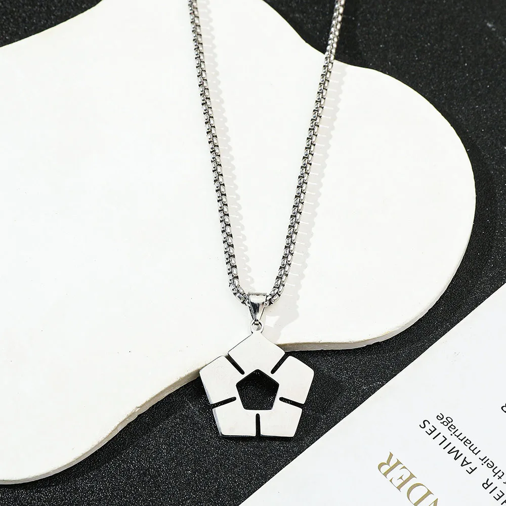 Modische Pentagon-Halskette Anime Cartoon Fußball-Symbol Edelstahl-Schmuck Kreative Cosplay-Accessoires Geschenk für Frauen Männer