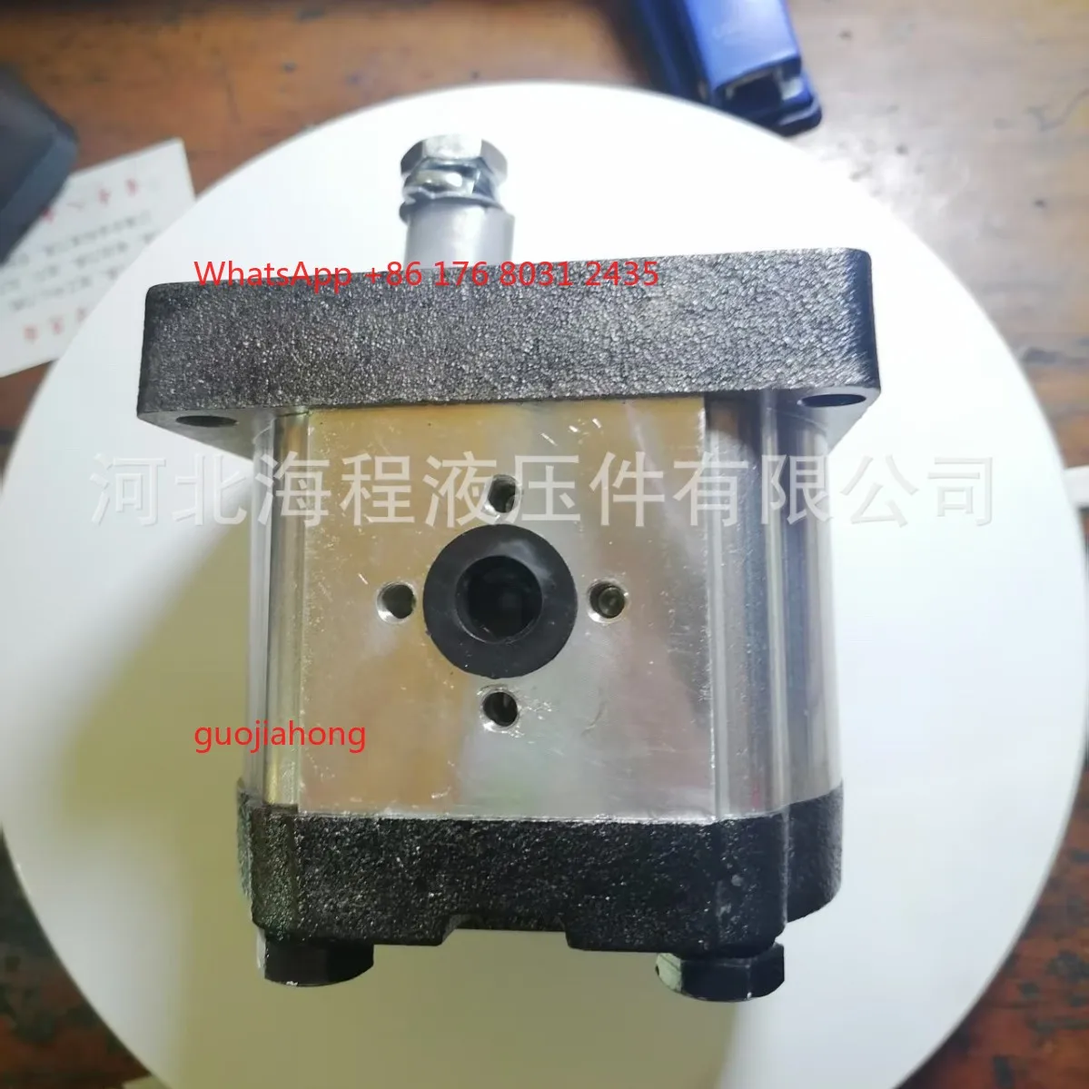 

20C8.2X006F, displacement 8.2, right-handed, 1:8 cone, cross oil port