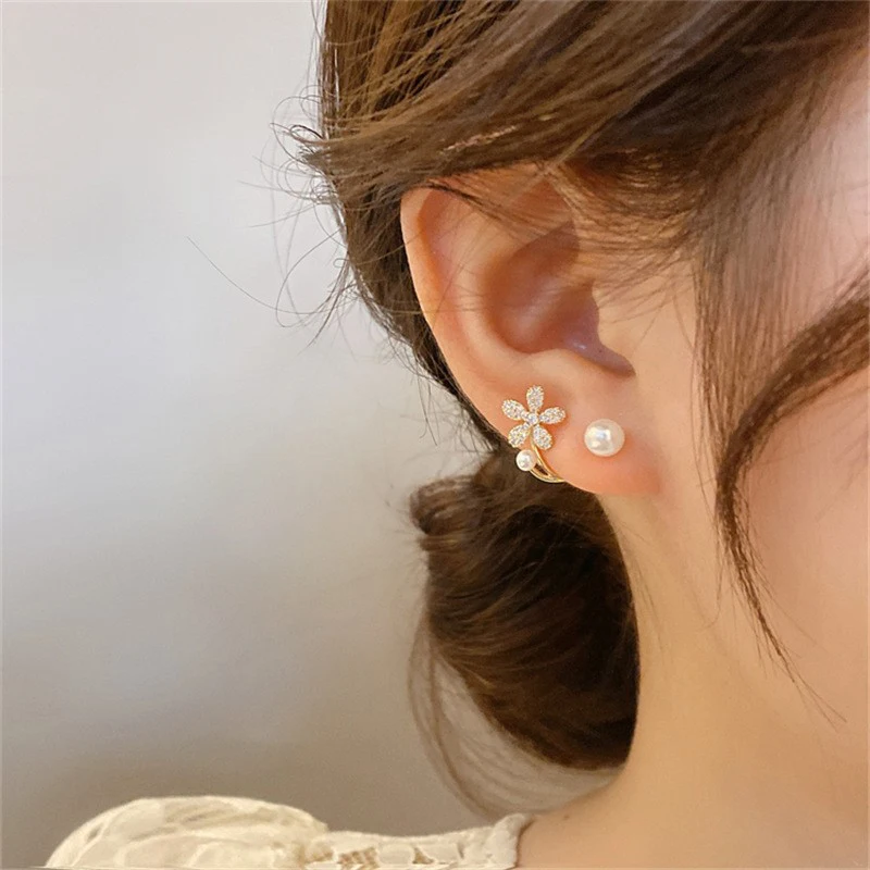 1Pair Korean Imitation Pearl Flower Stud Earrings Crystal Elegant Jewelry Fish Tail Earrings With Pearl Four Claw Earrings Gift