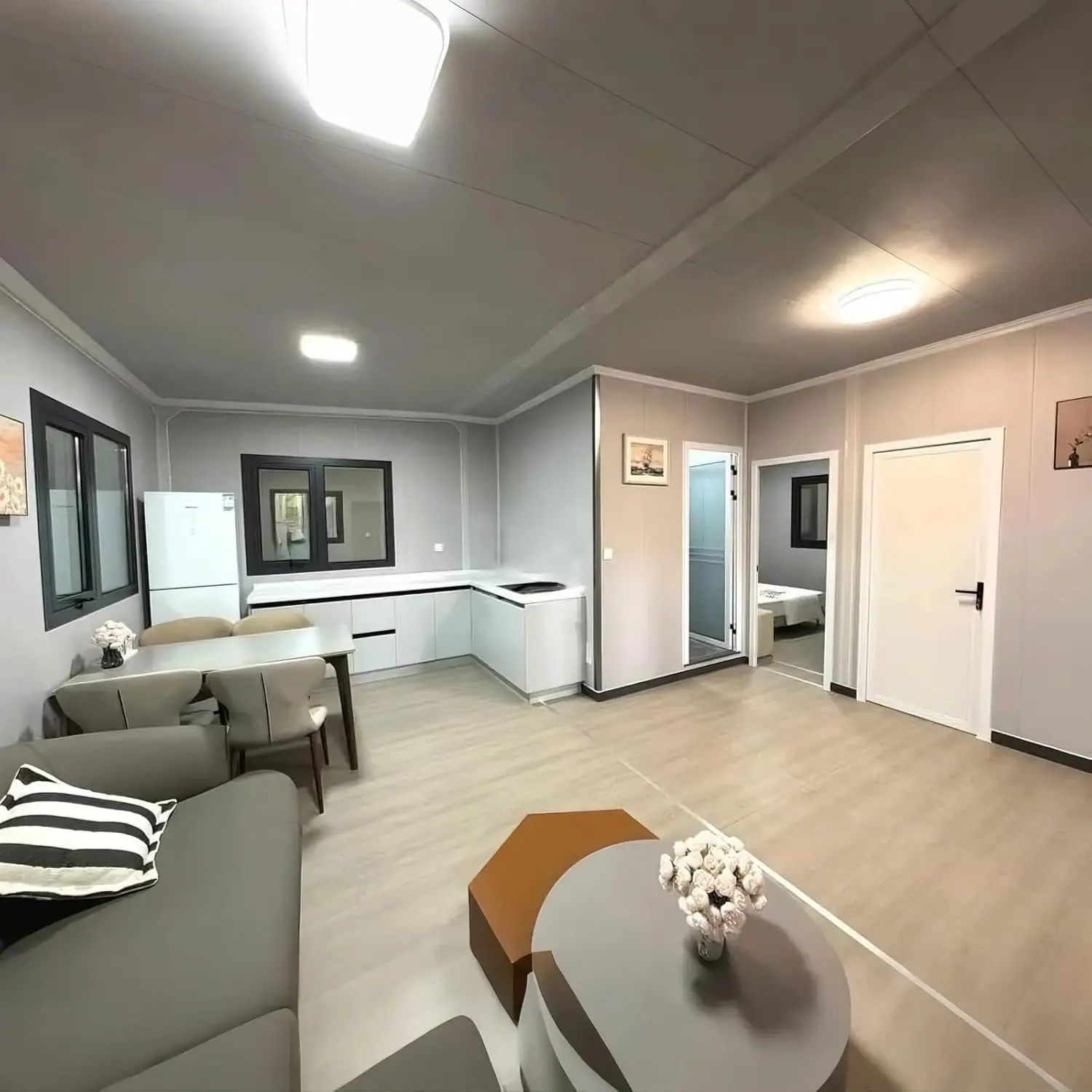 منزل صغير متنقل مقاس 19 × 20 قدمًا مع غرفتين نومين، وحمام ومطبخ كامل، ومنزل قابل للطي وحدات قابل للتوسيع