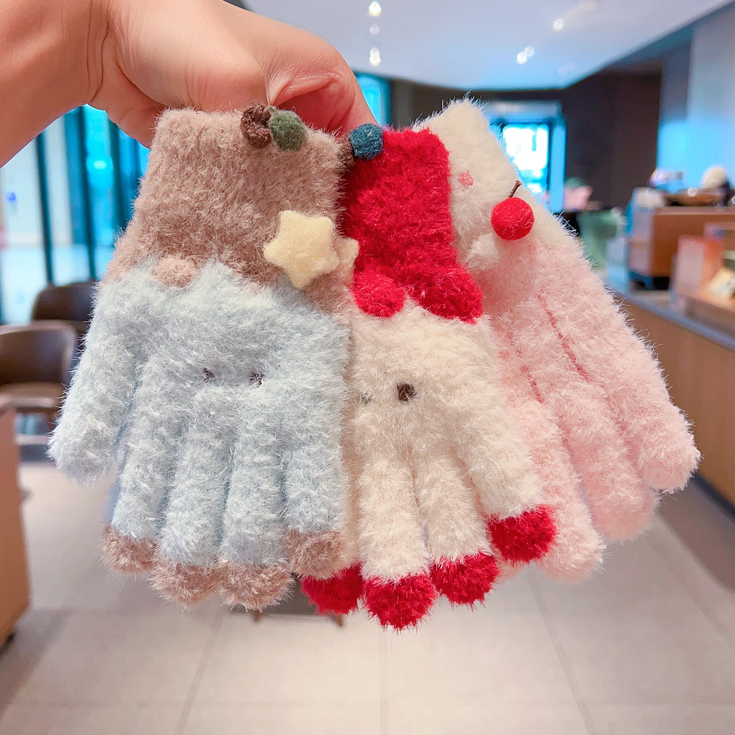 Niedliche Cartoon-Kinderhandschuhe mit Vollfinger-Plüsch, Kirsch-, Geweih- und Stern-Dekor, flauschige gestrickte Handschuhe aus Kunstnerz, warme Winter-Mittens für Mädchen – Detail 6
