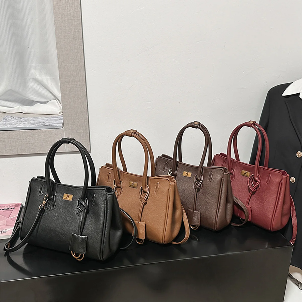 

Vintage Glossy ShoulderBag Leather Texture GoldLogo Lightweight Large Capacity PU Water Resistant Adjustable Strap Multifunction