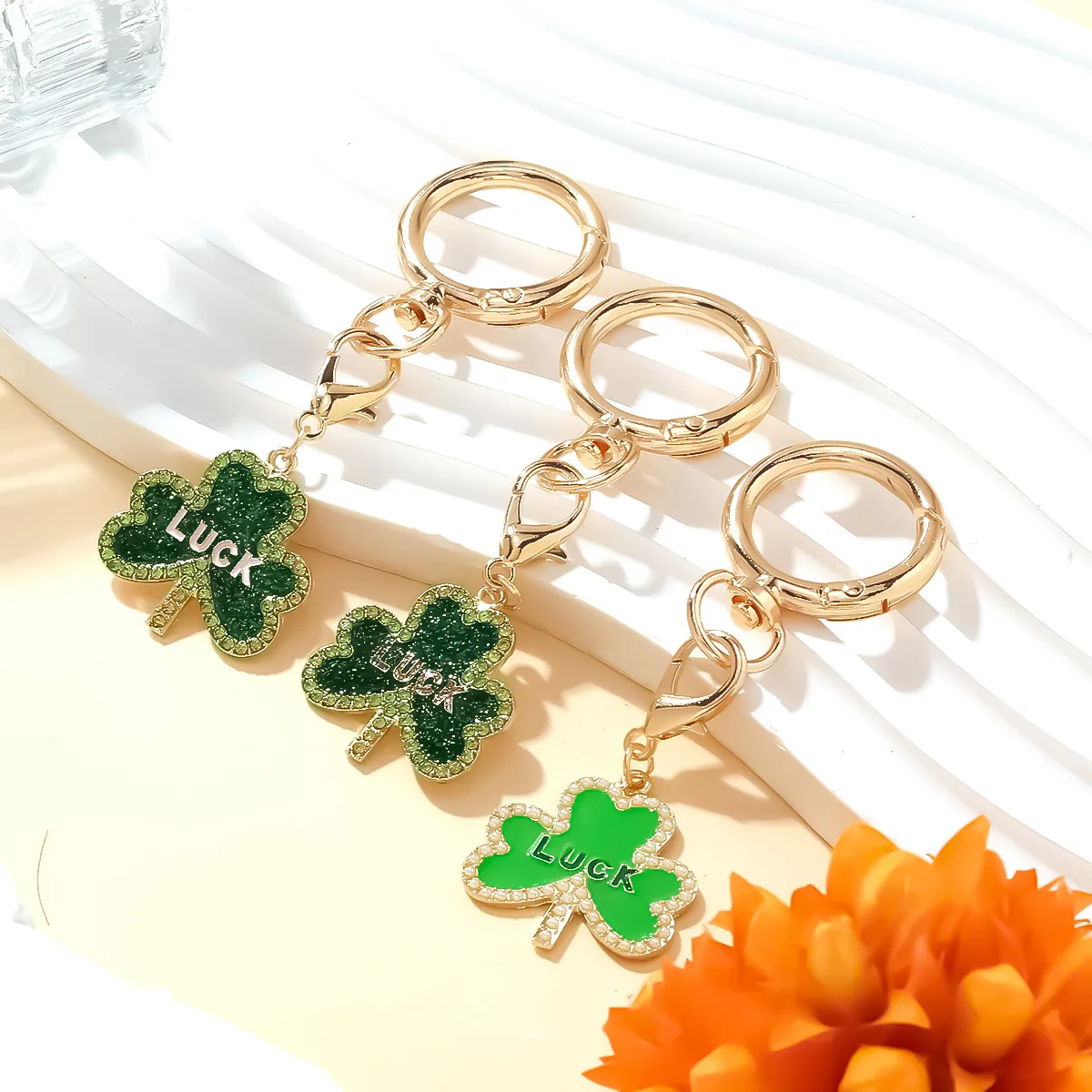 

Creative dripped oil green clover pendant keychain, fashionable carnival diamond-encrusted lucky clover charm