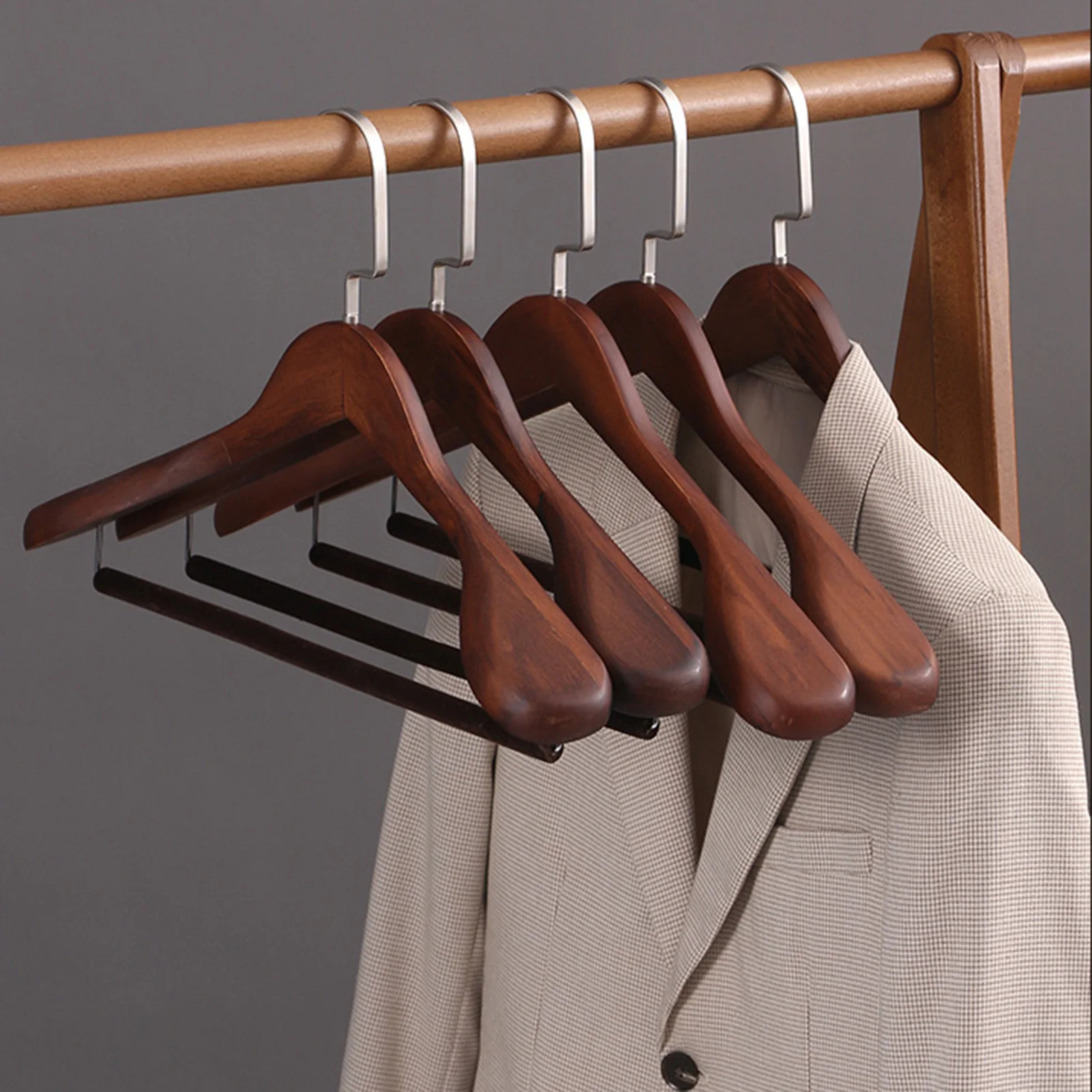 Kleiderbügel aus Massivholz, Anzugbügel mit beflockter Oberfläche, breites Schulterdesign, rutschfester Hosenbügel mit Haken für Jacken, Röcke, Pullover, Hosen, Schlafzimmer