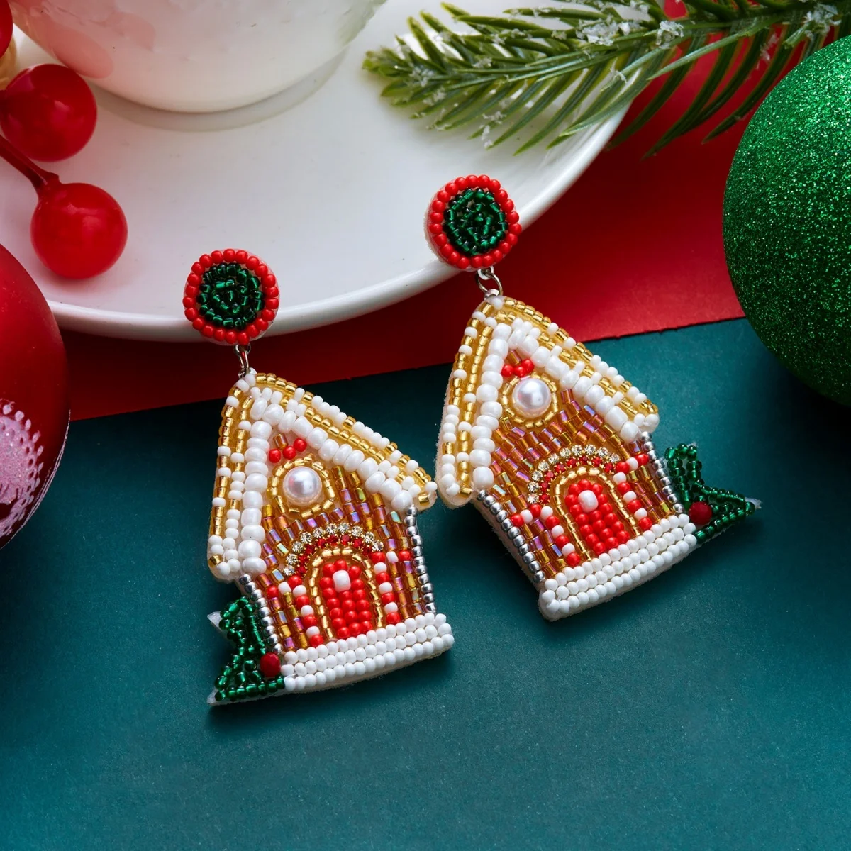 Weihnachtliche Ohrringe in Form eines Hauses mit Reisperlen für Damen, bunte Perlen, Weihnachtsmann, Rentier, Schneeflocke, Baum, Schleifen-Ohrringe, Schmuck. – Detail 16