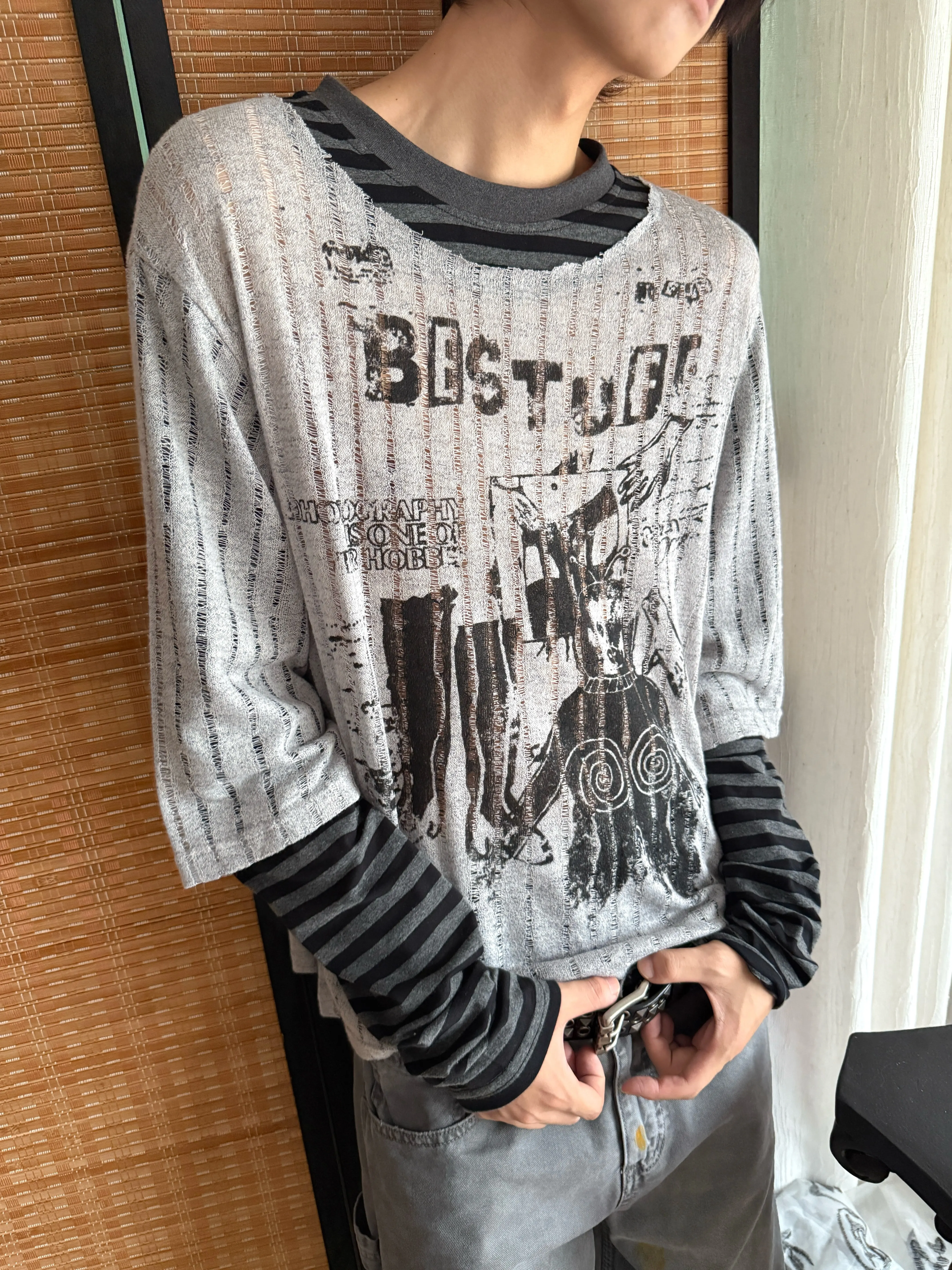 

Футболка свободного кроя в американском стиле с имитацией двухслойности, полосатым принтом и элементами пэчворка.