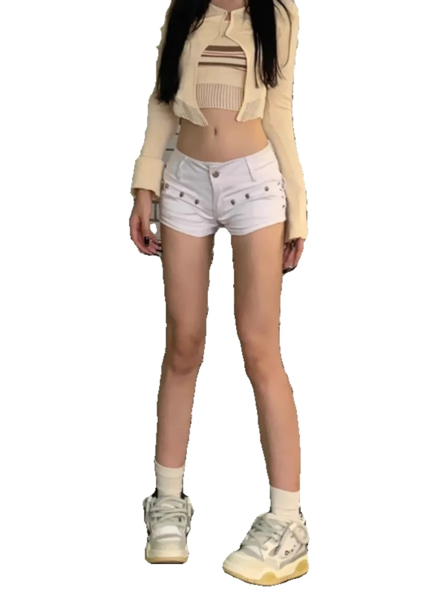 شورت جينز قصير جداً للنساء بتصميم Y2K حلو وجريء، أبيض اللون، منخفض الخصر، يلتف حول الجسم، على شكل حرف A، موضة صيفية أمريكية