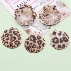 Colgante de concha Natural, abalorios de vieira con estampado de leopardo de nácar a la moda para fabricación de joyería, accesorios para collar y pendientes DIY