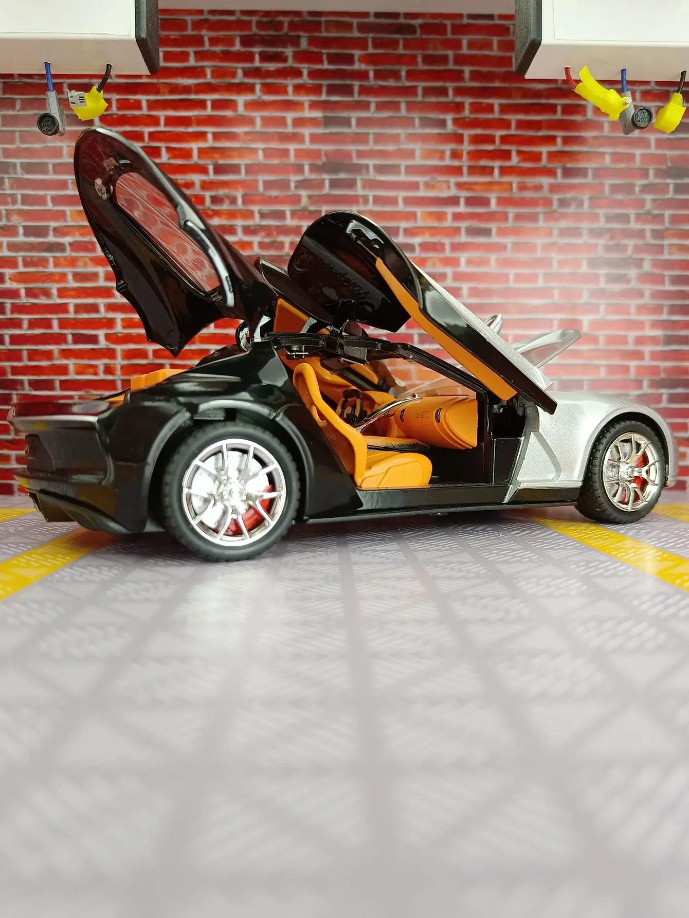 1:24 Super-running alloy car model The car doors, hood, and trunk can be opened  can be given as a birthday gift to friends