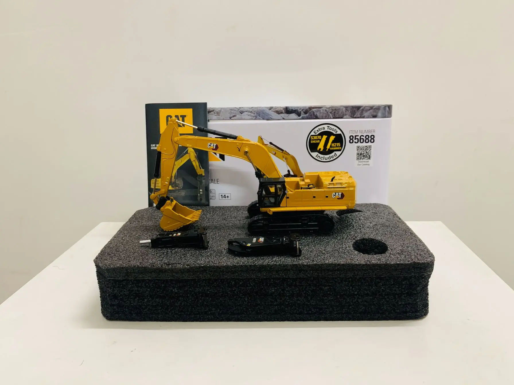 

DM 395 Next Generation Hydraulic Excavator 1:87 HO Scale Metal By DieCast Masters 85688 Collectible Model New in Box