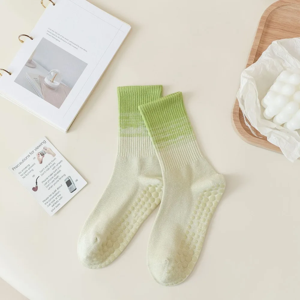 New Non-Slip Yoga Pilates Socks Silicone Grips Gradient Color Mid-Calf Socks Breathable Combed Cotton Sports Dance Socks Women