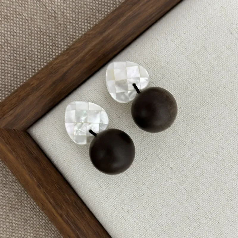 New Chinese splicing white shell love stud earrings matte sandalwood bead earrings literary zen log earrings Source female