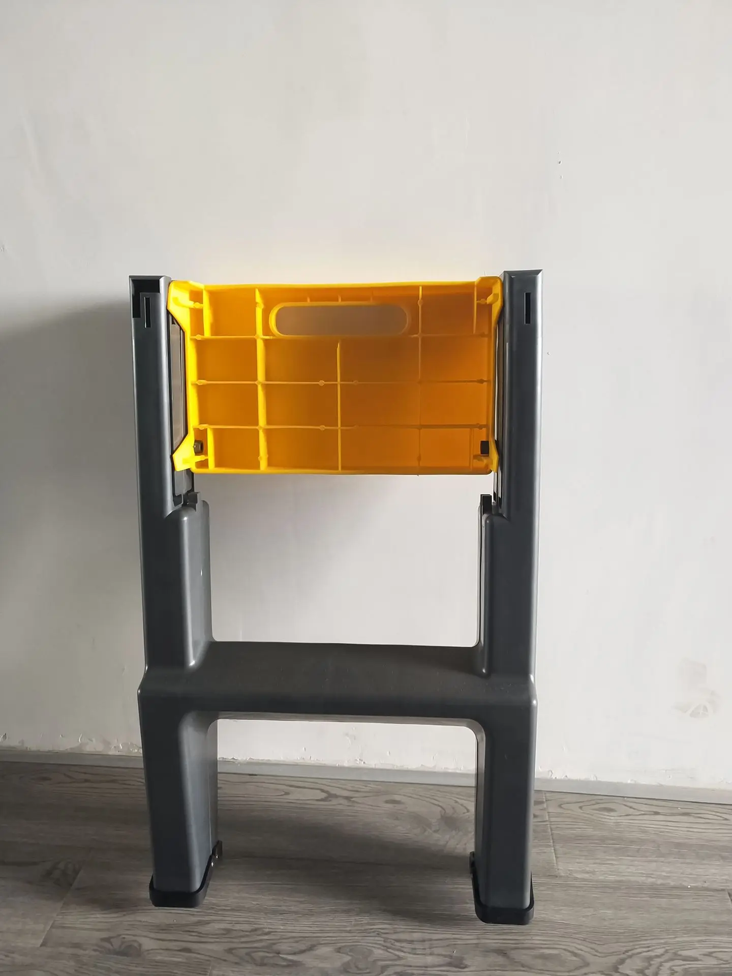 Foldable storage stool for car wash