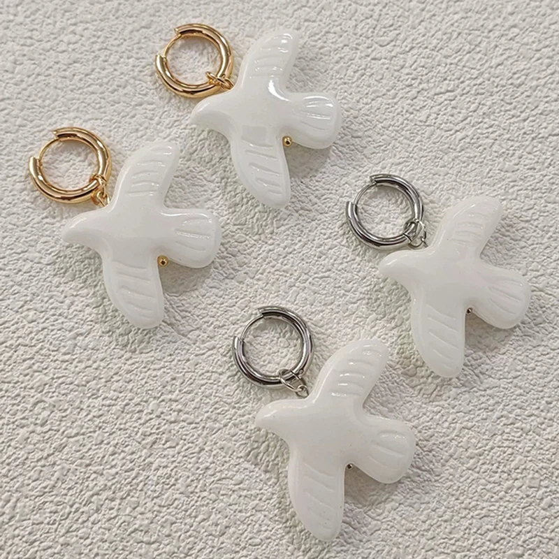 Neue Acryl-Ohrringe mit weißem Friedenstauben-Anhänger für Damen, Vintage-Ohrringe aus geometrischem Metall, runde Ohrclips, elegantes Schmuckgeschenk