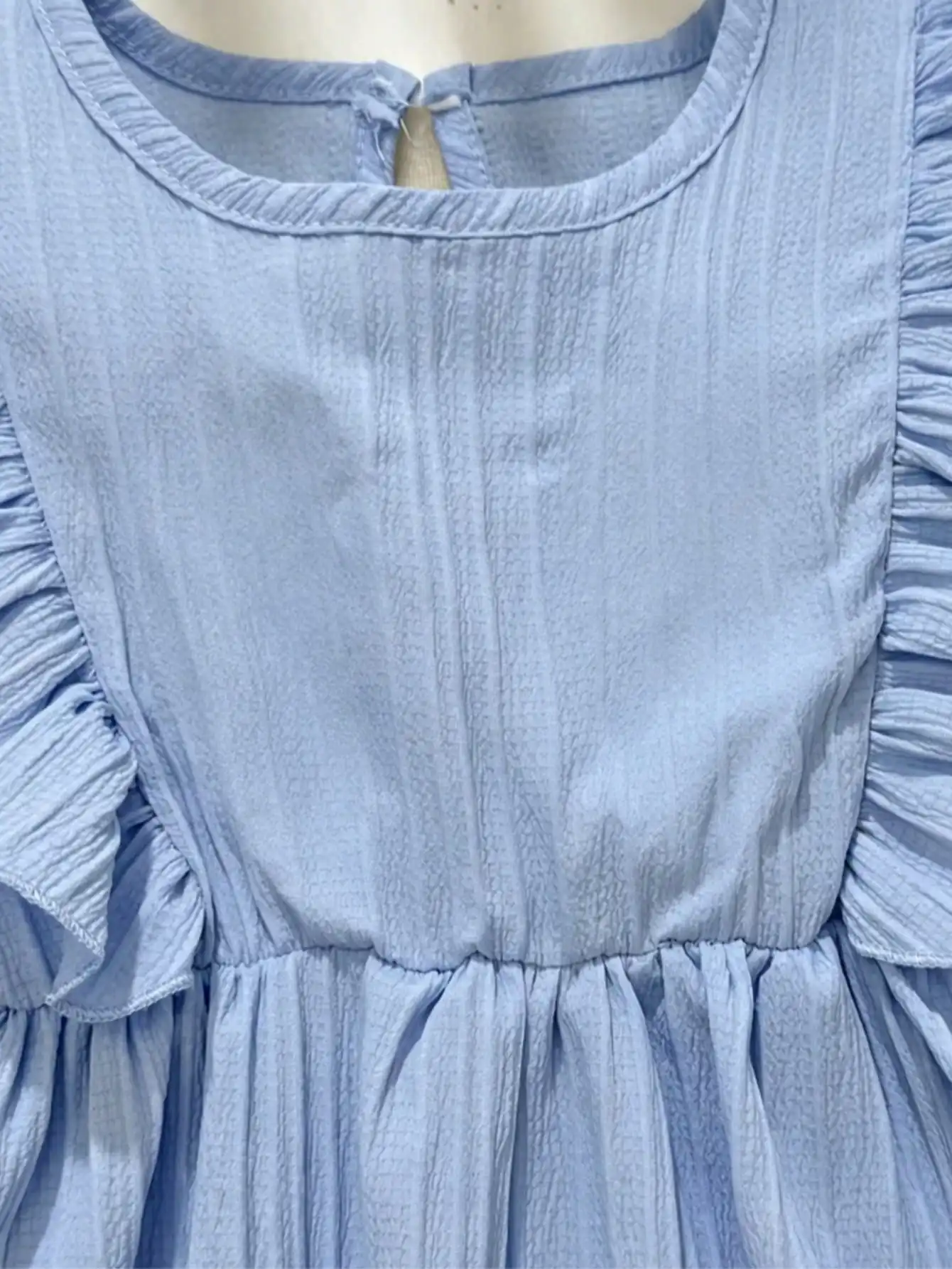 Kinderkleid mit Rüschen, Rundhalsausschnitt, kurzen Ärmeln, tailliertem Schnitt und mittellangem Rock für Babys und Kleinkinder. – Detail 6
