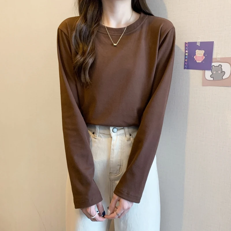 เสื้อยืดแขนยาวทรงเข้ารูปผ้ากำมะหยี่สองด้าน สีพื้นทันสมัย เหมาะสำหรับใส่เป็นเสื้อตัวในช่วงฤดูใบไม้ร่วงและฤดูหนาว รุ่นใหม่